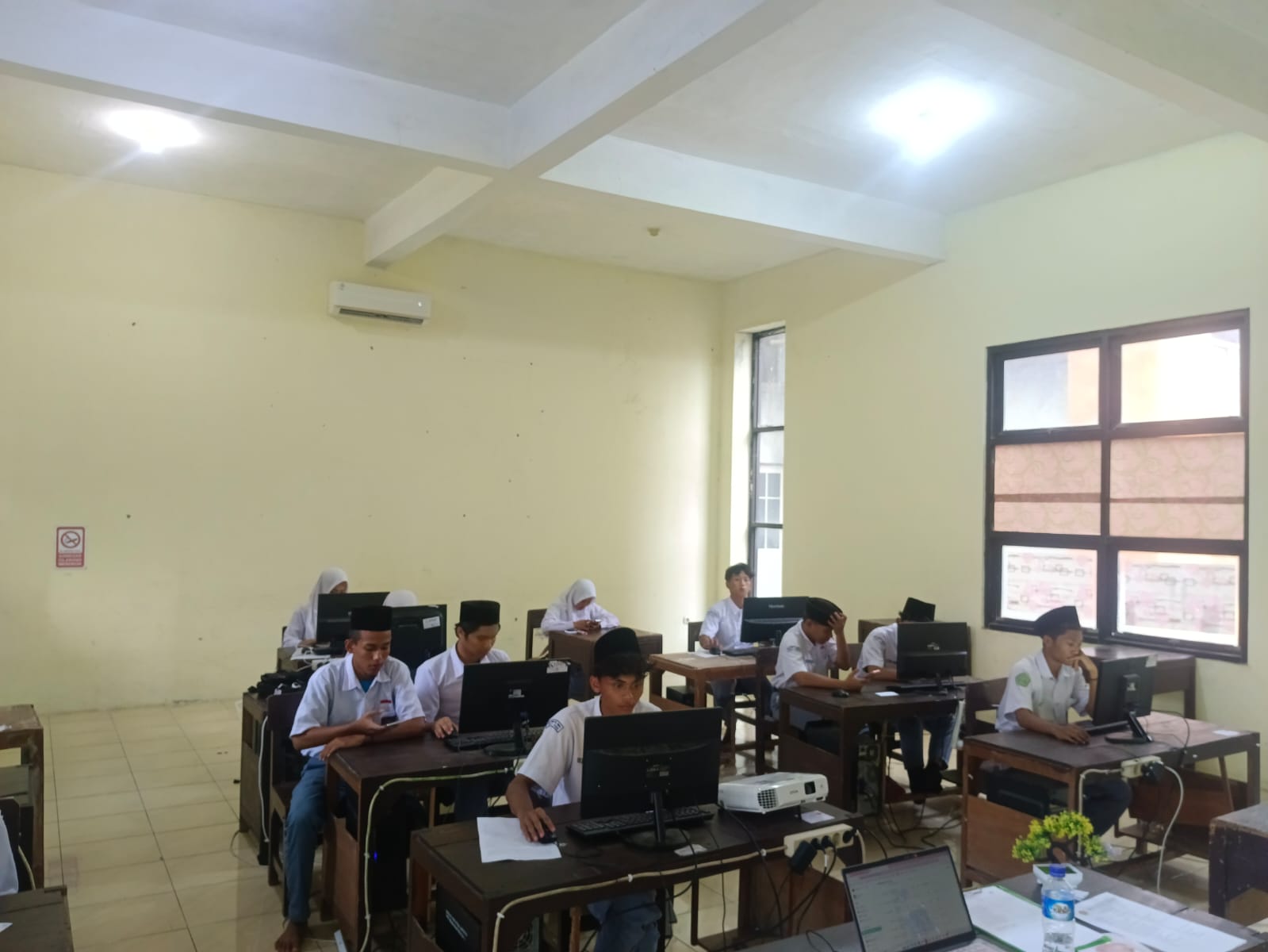 SMK Rohmatul Ummah Kudus Laksanakan Ujian Akhir Semester Ganjil 2025/2026 Berbasis CBT