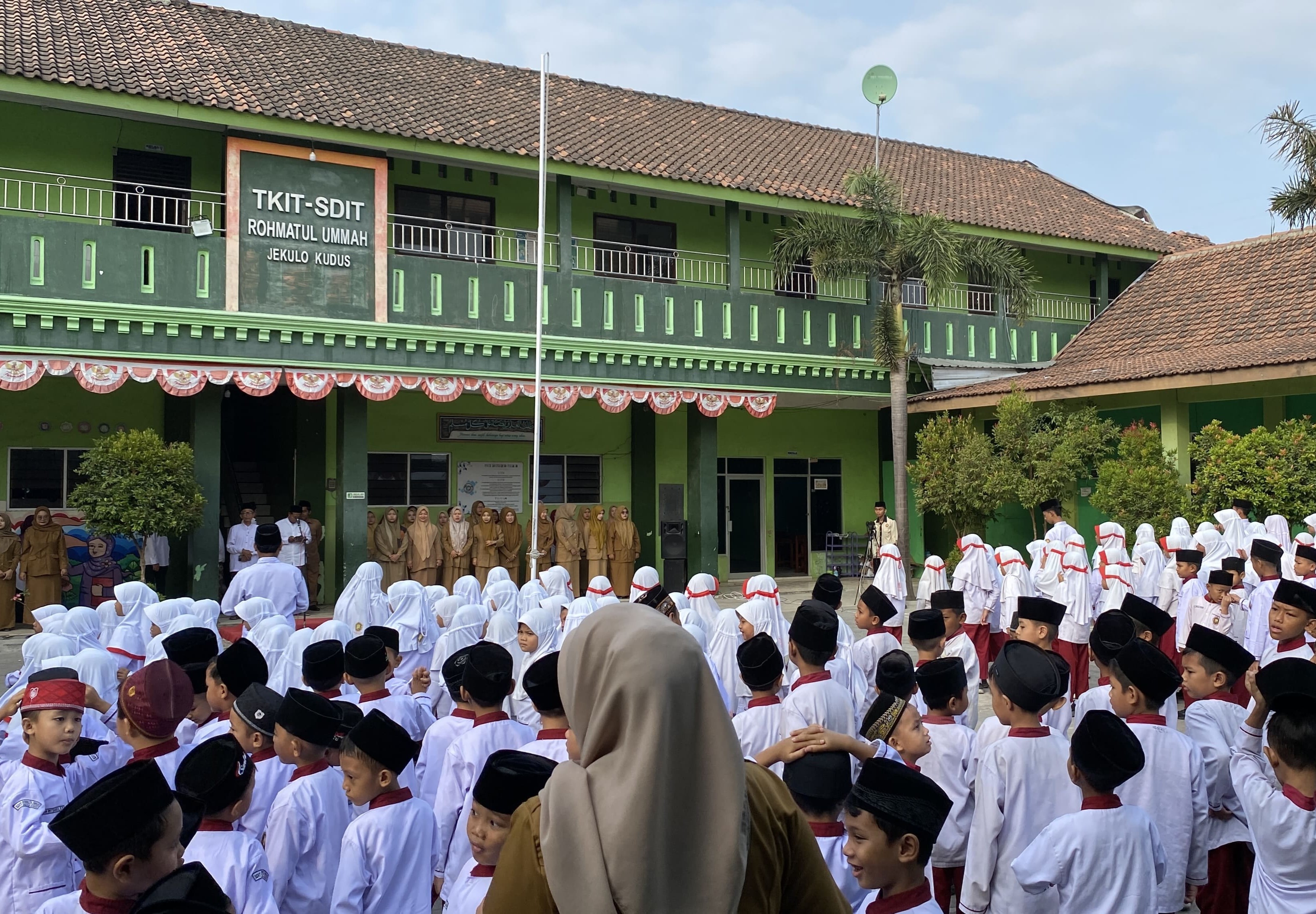 Semarak HUT ke-81 Kemerdekaan RI, Yayasan Pondok Pesantren Rohmatul Ummah Gelar Upacara Bersama.
